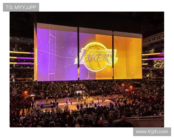 尼克斯开放两小时活动 让粉丝亲密接触NBA Cup奖杯 尼克斯开放两小时活动 让粉丝亲密接触NBA Cup奖杯