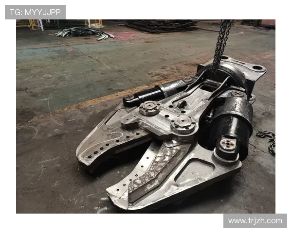 挖掘机剪切钳拆车现场